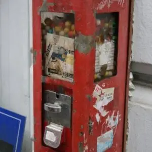 Ein Kaugummiautomat gefüllt mit vielen bunten Kaugummis