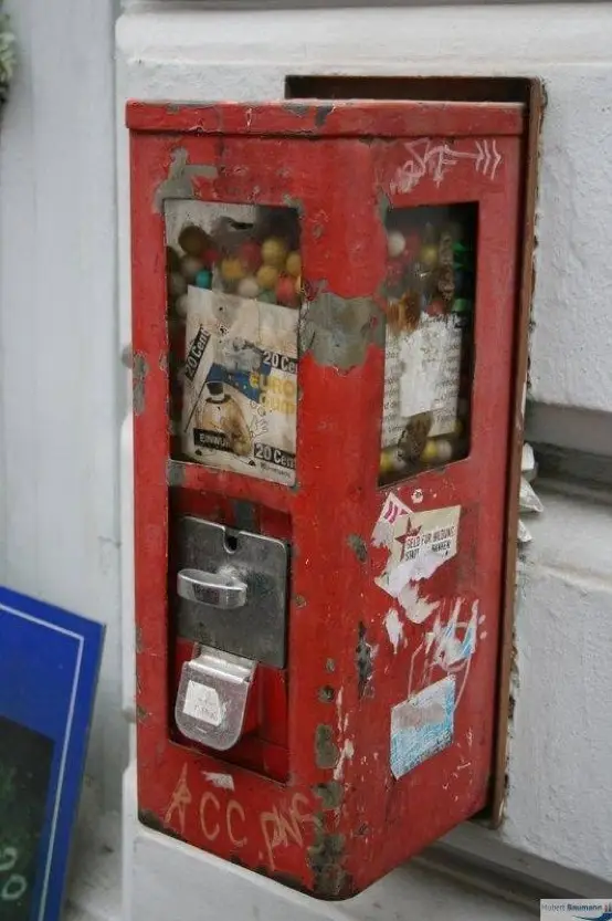 Ein Kaugummiautomat gefüllt mit vielen bunten Kaugummis