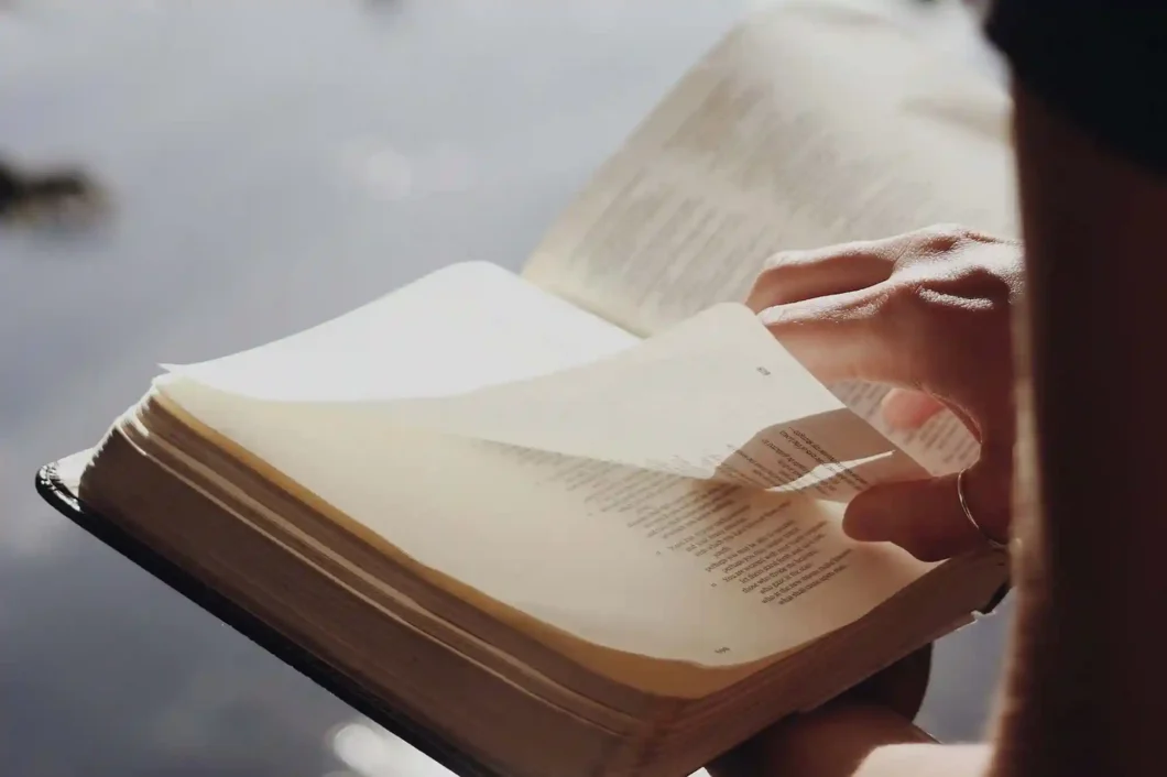 Ein Buch wird umgeblättert